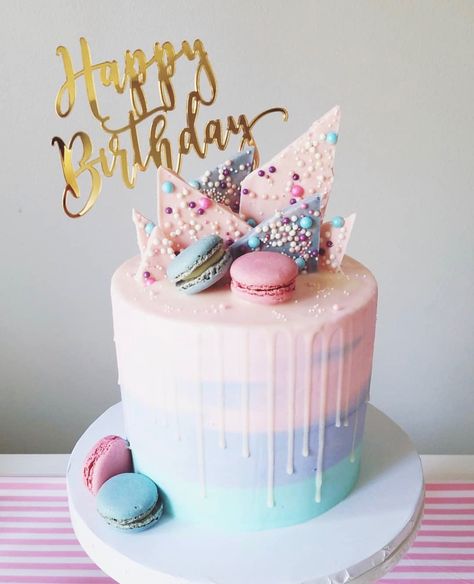 Pastel Birthday cake | macaroons | pink, purple and blue | spring colors | cake inspo Macaroons Birthday, Macaroons Pink, Pastel Birthday Cake, Gökkuşaği Pasta, Kue Macaroon, Macaroon Cake, 14th Birthday Cakes, Teen Cakes, Candy Birthday Cakes