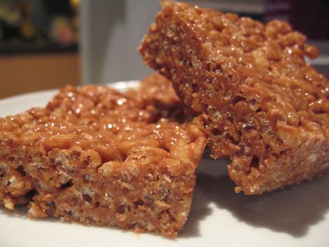 Mars Bar Squares, Rice Crispy Squares, Rice Krispie Cakes, Rice Krispies Recipe, Mars Bars, Rice Crispie, Rice Krispie Squares, Mars Bar, Tray Bake Recipes