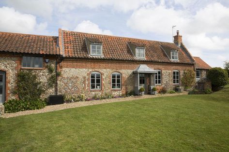 Quirky Interior, Norfolk Cottages, Scotland Culture, Norfolk House, Irish Cottage, Cottage Exterior, Cottage Interior, Cottage Plan, Cottage Interiors