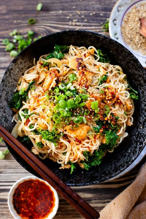 These Simple Kale & Tofu Noodles are an easy vegan weeknight dinner idea! Crispy tofu, wilted kale and rice noodles in a soy-based sauce | ThisSavoryVegan.com #thissavoryvegan #simplenoodles #veganmealprep Vegan Noodle Bowl, Vegan Rice Noodle Recipes, Vegan Noodle Recipes, Kale And Rice, Wilted Kale, Vegan Noodles Recipes, Nourish Bowls, Tofu Noodles, Vegan Noodles