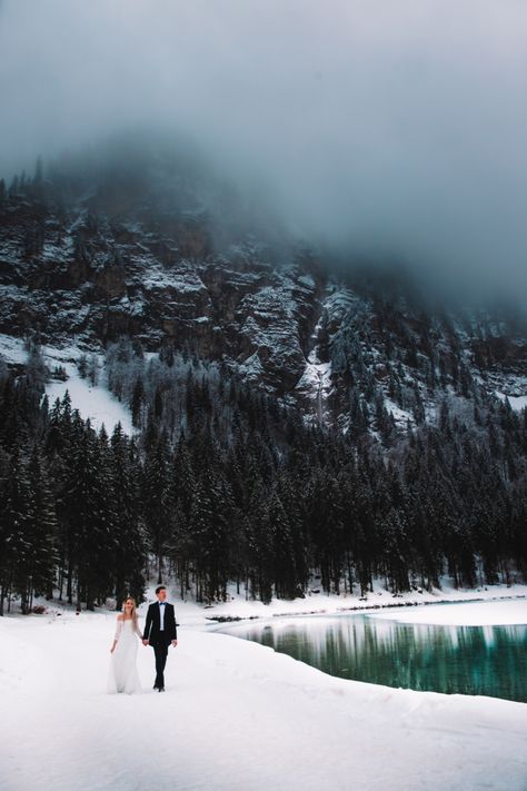 Snow Forest Wedding, Northern Wedding, Luxury Winter Wedding, Arctic Wedding, Wedding Snow, Wedding Photos Winter, Winter Lake Wedding, Vintage Winter Wedding, Winter Castle Wedding