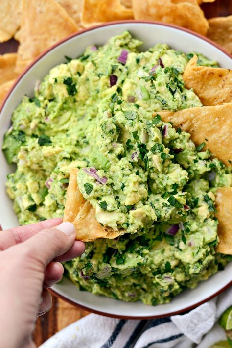 Best Homemade Guacamole Recipe - Simply Scratch Green Food Party, Best Homemade Guacamole, Mexican Food Desserts, Quick Food Ideas, Guac Recipe, Best Dips, Blt Dip, Homemade Guacamole Recipe, Guacamole Recipe Easy