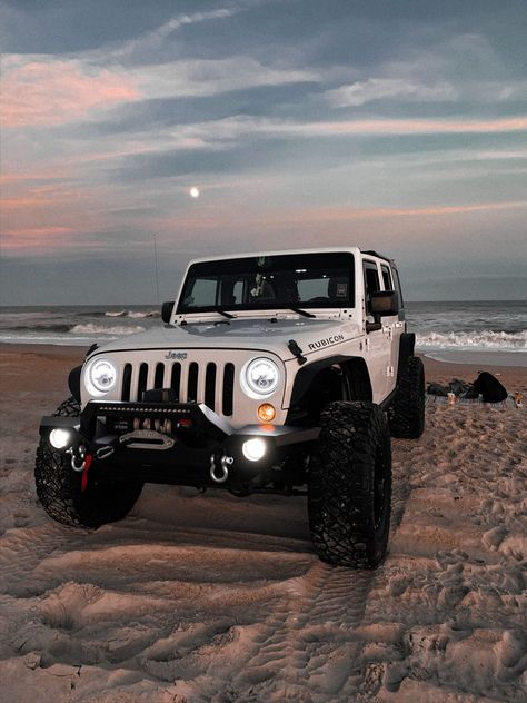 Jeeps For Women, Jeep Stuff For Women, 2024 Jeep Wrangler Rubicon, Starter Cars For Teens, Car Aesthetic Exterior, Pretty Jeeps, White Rubicon Jeep, Jeep Car Aesthetic, Honda Crv Aesthetic