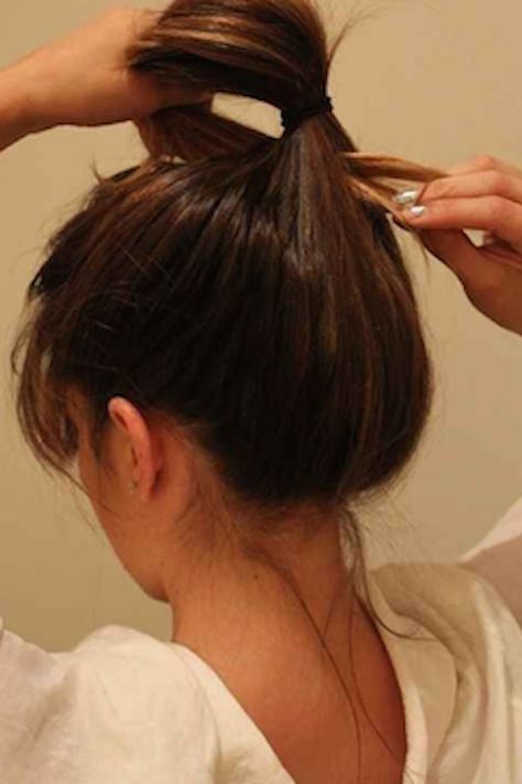 15 Sekunden Messy Bun Anleitung Schritt 1 Ponytail Hairstyles, Messy Bun Anleitung, Perfect Messy Bun, Messy Bun Hairstyles, Grunge Hair, Messy Hairstyles, Hair Dos, Trendy Hairstyles, Messy Bun