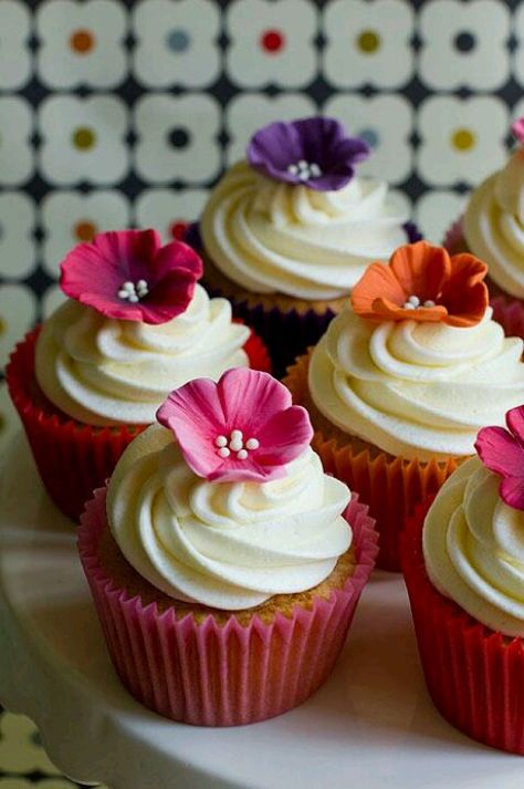 Flor Hawaiian Flower Cupcakes, Luau Party Cupcakes, Muffins Decorados, Hawaiian Cupcakes, Tropical Cupcakes, Hawaiian Cake, Mocha Cupcakes, Iced Biscuits, Cupcake Cake Designs