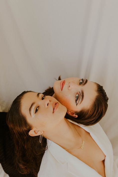 Duality Photoshoot, 숲 사진, Beauty Campaign, Sisters Photoshoot Poses, Makeup Photoshoot, Euphoria Makeup, Sisters Photoshoot, Studio Photography Poses, Sister Photos