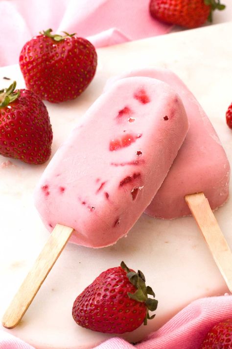 EASY Strawberry Yogurt Popsicles Dipped in Chocolate Yoghurt Ice Lollies, Strawberry Greek Yogurt Popsicles, Strawberry Ice Lollies, Strawberry Yogurt Popsicles, Greek Yogurt Popsicles, Strawberry Greek Yogurt, Milk Popsicles, Frozen Yogurt Popsicles, Sunday Baking