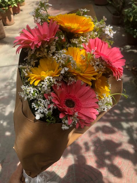 Flowers Bouquet Brown Paper, Flower In Brown Paper, Flowers With Brown Paper, Yellow And Pink Flower Bouquet, Daisy Bouquet Aesthetic, Brown Paper Flowers Bouquet, Bucket Flowers Aesthetic, Flower Bucket Aesthetic, Brown Paper Bouquet