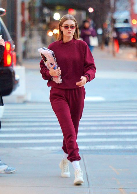 Gigi Hadid Sweater, Gigi Hadid Street Style, Gigi Style, Gigi Hadid Outfits, Simple Casual Outfits, Gigi Hadid Style, Hadid Style, Sweater Outfit, Sweater Trends