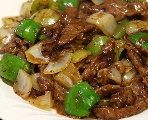 Black Pepper Beef : 600g Beef fillet, sliced thinly 1 onion, sliced 4 cloves garlic, minced 1 1/2 tbsp freshly ground black pepper 1 large green capsicum, sliced 4 tbsp light soy sauce 1 tbsp Worcestershire sauce 1 tbsp corn flour 1 tsp baking soda 1/4 cup water peanut oil. Method - Marinate beef in 2 tbsp light soy sauce, Worcestershire sauce, corn flour, 1/2 tbsp black pepper and baking soda for at least 2 hours. Pepper Steak And Onions, Chinese Pepper Steak, Black Pepper Sauce, Black Pepper Beef, Pepper Steak Recipe, Homemade Chinese, Food Asian, Pepper Steak, Chinese Dishes