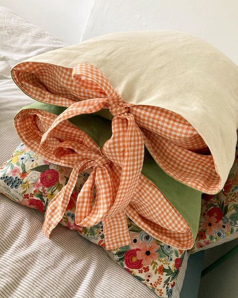 Maria 🌸 Rosita Studio on Instagram: “Hello! The bow pillowcases will be available in just a few days! Last chance to join my mailing list if you want tobe the first one to…” Thrifty Crafts, Quilt Pillow Case, Bow Pillows, Fall Sewing, College Room, Linen Fabrics, Homemade Decor, Sewing Pillows, Diy Pillows