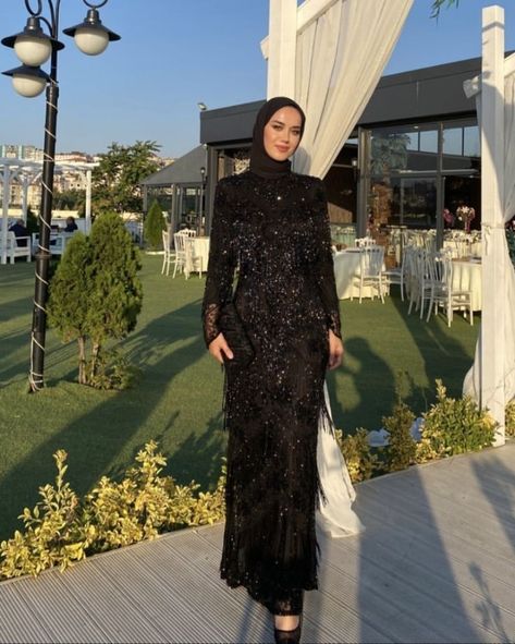 Glam Hijab Outfit, Black Tie Hijab Outfit, Black Prom Dress Hijab, Hijabi Night Dress, Hijabi Evening Gowns, Black Dresses Hijab, Hijabi Prom Dress Classy, Black Prom Dress Modest, Black Dress Hijabi