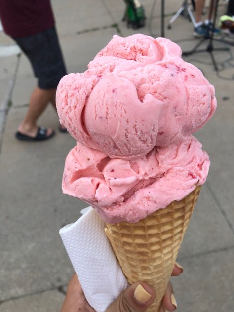 Ice Cream Waffle Cone, Yummy Ice Cream, Pink Foods, Ice Cream Cup, God Mat, Waffle Cones, Strawberry Ice Cream, Ice Cream Shop, Mint Chocolate