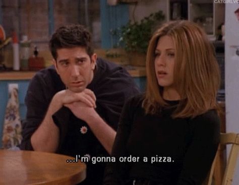 When Ross and Rachel got hungry in the middle of their break-up. | The 27 Most Iconic "Friends" Scenes, According To Tumblr Series Quotes, Friends Scenes, Friend Jokes, Pizza Shirt, Ross Geller, Septième Art, Friends Moments, I Love Cinema, Friends Series