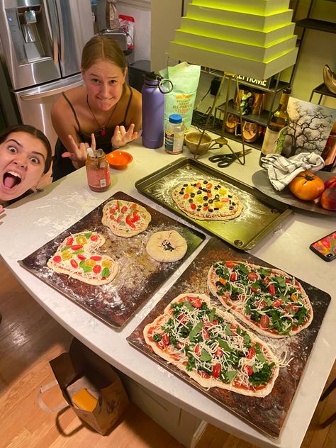 Cooking Night With Friends, Girl Dates Friends, Girls Pizza Night, Pizza Night Aesthetic, Pizza Night At Home, Girly Activities, Dinner Date Ideas, Cooking Date, 2024 Activities