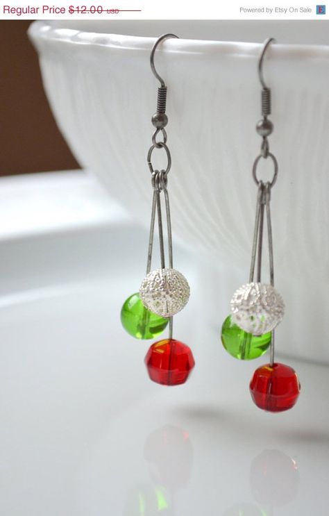 Christmas Earrings  Red Green and Silver  Long by GlassPoppies Christmas Jewelry Diy, Anting Manik, Holiday Beading, Green And Silver, Christmas Bead, Homemade Jewelry, Holiday Earring, Holiday Jewelry, Christmas Earrings