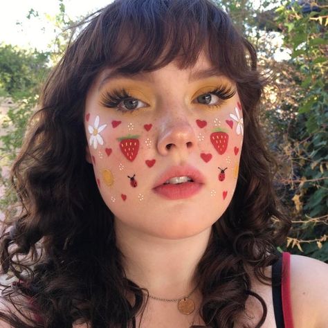 Strawberry Fairy Makeup, Strawberry Themed Makeup, Cottagecore Makeup, Artsy Makeup, Painting Stuff, Face Art Makeup, Alternative Makeup, Cool Makeup Looks, Favorite Makeup