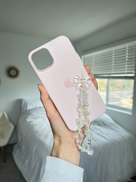 Phone Cases With Charms, Phone With Charms, Phone Strap Aesthetic, Phone Charm Aesthetic, Phone Charms Aesthetic, Cute Phone Charms, Kawaii Phone Charm, Bows And Pearls, Kpop Y2k