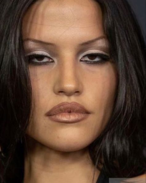 Savage X Fenty Red Carpet Maquillage Goth, 90s Makeup Look, Vampy Makeup, Vampire Bride, Look Grunge, Silver Makeup, 90s Makeup, Swag Makeup, Ethereal Makeup