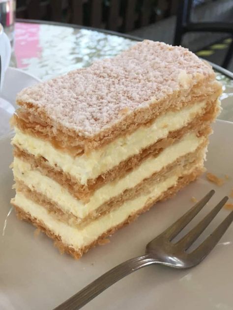 Eastern European Recipes Desserts, Hungarian Cake Recipes, Hungarian Dessert Recipes, Hungarian Christmas Recipes, Hungarian Baking, Hungarian Cookies, Currant Scones, Best Pastries, Croatian Food Desserts