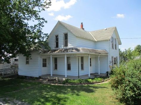 Circa 1900 Iowa Farmhouse For Sale with Barn $59,500 - Old Houses Under $50K Big Old Farmhouse, Early 1900s Farmhouse, Old White Farmhouse, 1800 Farmhouse, 1900s Farmhouse, Amish Farmhouse, Folk Victorian Farmhouse, Iowa Farmhouse, Kitchen Hardwood Floors