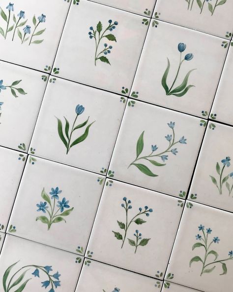 🌸6 of our favourite floral tile projects! Swipe to see them all and tell me your favourite :) It’s no surprise that floral designs are what we paint the most on our custom kitchen tiles - there’s an old-world, vintage charm to handpainted floral tiles, and whenever I picture a kitchen with pretty floral tiles, I imagine a warm, cosy home where memories are made over lovingly cooked food! Here are some of my favourite floral tile projects - ranging from monochromatic browns and blues to paste... Aesthetic Kitchen Tiles, Mediterranean Backsplash Tile, Diy Tile Kitchen Backsplash, Flower Kitchen Tile, Hand Painted Subway Tile, Pastel Tiles Kitchen, Lemon Tiles Kitchen, How To Paint Tiles In Kitchen, Patterned Kitchen Wall Tiles