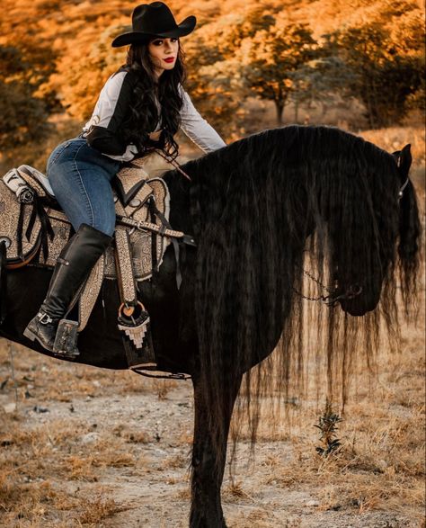 Horse Back Riding Outfits Black Women, Vaquera Photoshoot Ideas, Horse Photoshoot Ideas Outfit, Outfit Ranchero Mujer, Vaquera Photoshoot, Ootd Vaquero, Rodeo Photoshoot, Horse Portrait Photography, Cowgirl Outfits For Women