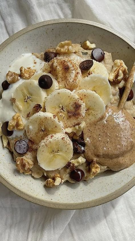 Yogurt Bowl Aesthetic, Wellness Girlie, Nara Smith, Bowl Aesthetic, Meal Guide, Yogurt Bowls, Plats Healthy, Breakfast Aesthetic, Fall Breakfast