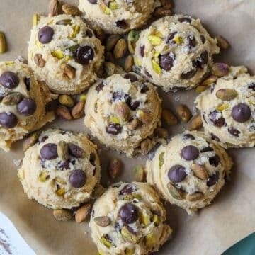 Sea Salt, Pistachio and Dark Chocolate Chip Cookie Recipe - Fat Girl Hedonist Apricot Cookies Recipe, Salt Cookies Recipe, Dark Chocolate Pistachio, Cookies With Sea Salt, Salt Cookies, Cookie Swap Recipes, Sea Salt Cookies, Pistachio Chocolate, Dark Chocolate Chip Cookies