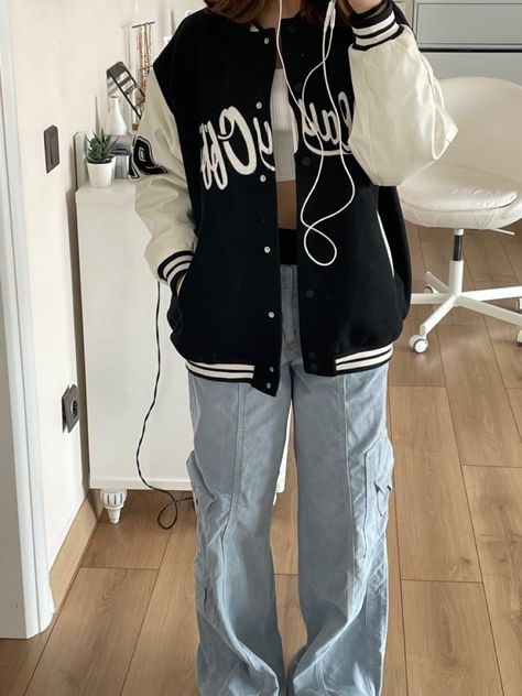 Aesthetic Outfits Varsity Jacket, Pretty Jackets Aesthetic, Cute Outfits With Varsity Jackets, Aesthetic Varsity Jacket Outfit, Varsity Jacket Women Outfit, Jersey Jacket Outfit Women, Kargo Styles Women, Korean Varsity Jacket Outfit, Varsity Jacket With Dress