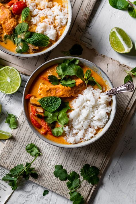 Red Curry Salmon, Curry Salmon, Thai Red Curry Recipe, Thai Food Photography, Red Curry Recipe, Asian Food Photography, Salmon Curry, Perfect Rice, Rice Cookers