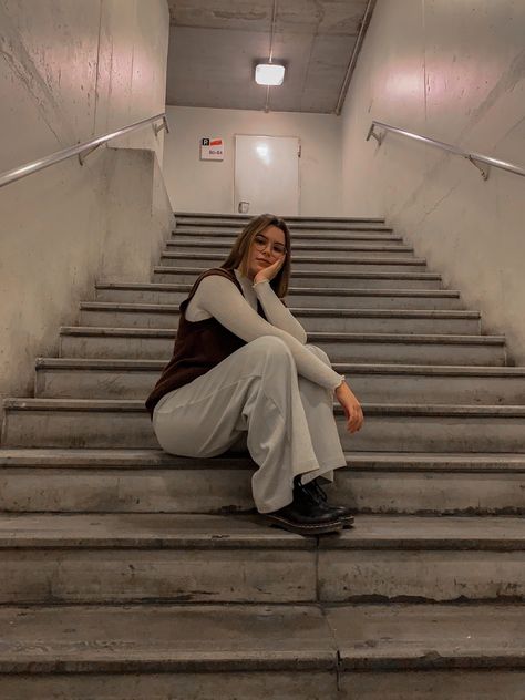 Picture Poses Stairs, Stairs Foto Ideas, Sitting In Stairs Pose, Model Stairs Photoshoot, Ig Poses Photo Ideas Stairs, Stair Selfie Ideas, Indoor Instagram Pictures, Pose On The Stairs, Stair Picture Poses Aesthetic