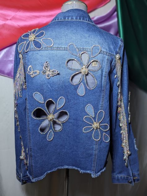 Flowers Cut off on Blue Denim Jacket. Size L - Etsy Diy Jacket Refashion, Refashioning Clothes, Floral Denim Pants, Upcycled Denim Diy, Artisanats Denim, Jean Jacket Diy, Jean Diy, Denim Diy Clothes, Upcycling Clothes