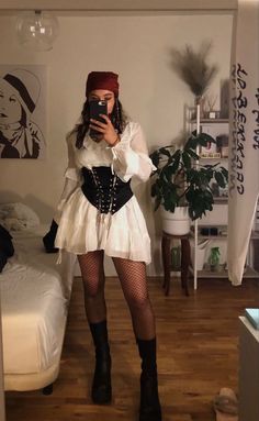 Rennisance Pirate Costume, Classic Female Halloween Costumes, Chic Halloween Costume Couple, Bohemian Halloween Costume, Custome Ideas Halloween Women, Woman Pirate Costume Diy, Halloween Costumes Elegant, Hallowen Costume Ideas For Women 2023, Pirate Halloween Costumes College