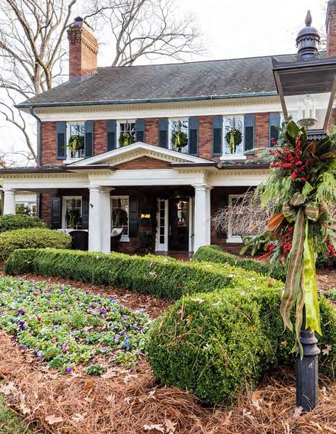 Southern Home magazine Brick Home Plans Southern Living, Classic Southern Christmas Decor, Southern Christmas Porch, Southern Living Christmas Decorations, Coastal Southern Homes, Southern Brick Homes, Living Room Traditional Southern, Old Southern Homes Interior, Southern Christmas Decor