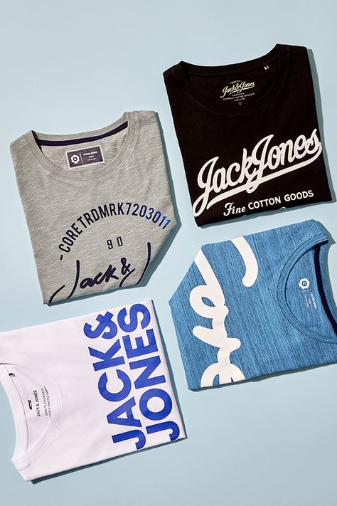 Men's printed t-shirts. An essential part of your wardrobe. Find your new favourite right here. #jackandjones #menswear #tshirts Tshirt Photography Ideas, Menswear Flatlay, Tshirt Reference, Tshirt Flatlay, Fig Ideas, Shirt Flatlay, Apparel Photography, Flatlay Clothes, Flat Lay Outfit