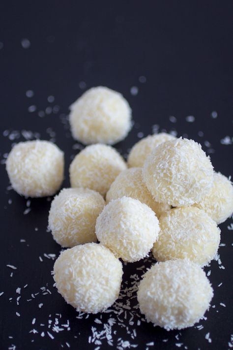 03 coconut raffaello balls rafaelo kuglice od kokosa Healthy Rafaello Balls, Rafaelo Cake Recipes, Coconut Snowball Truffles, No Bake Lemon Coconut Balls, Rafaelo Cake, Healthy Raffaello Balls, Banana Cake Recipe Easy, Banana Coffee Cakes, Cake Ball Recipes