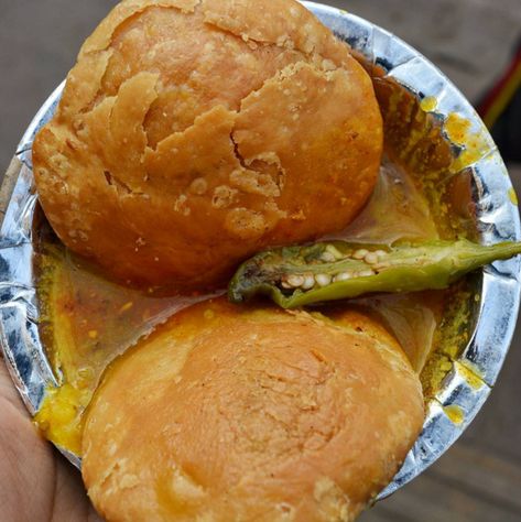 Kachori Snap, Kachori Photography, Indian Street Food Photography, Delhi Street Food, Indian Fast Food, Indian Food Photography, Afghan Food Recipes, Eating Food Funny, Tastemade Recipes