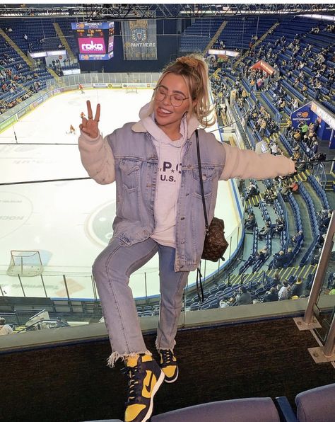 Recreating Pictures, Hockey Game Outfits For Women, Hockey Game Outfits, Soccer Game Outfits, Lazy Clothes, Hockey Game Outfit, Apc Jeans, Basketball Game Outfit, Hockey Outfits