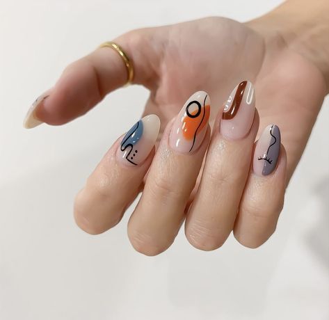 Abstract Oval Nails, Abstract Black Nail Art, August Nail Inspo 2023, Boho Nail Colors, Almond Nails Abstract, Boho Chic Nails Designs, Simple Abstract Nails, Boho Nails, Retro Nails