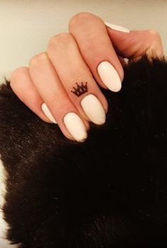 50+ Tiny Crown Tattoos That Will Make You Feel Like a Damn Princess Princess Personality, Crown Finger Tattoo, Crown Tattoos For Women, Crown Tattoos, Cute Finger Tattoos, Tattoo Tiny, Simple Tattoos For Women, Finger Tattoo For Women, Finger Tattoo Designs