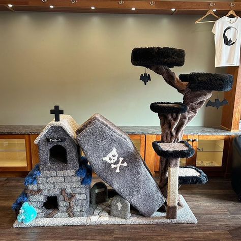 Gothic Cat Tree House, Unique Cat Furniture, Castle Cat Tree, Gothic Cat Tree, Diy Cat Stuff Furniture, Goth Cat Tree, Cat Tree Ideas, Black Cat Tree, Custom Cat Trees