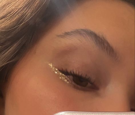 #makeup #glitter #eyeliner Makeup Glitter Eyeliner, Makeup Looks Summer, Looks Summer, Sparkle Makeup, Tutorial Eyeliner, Maquillage On Fleek, Gold Eyeliner, Concert Makeup, Sparkly Makeup