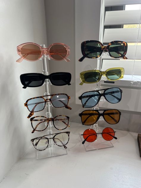 Sunglasses Organization Aesthetic, Sun Glasses Storage Ideas, Sunglasses Room Decor, Sunglasses Stand Display, Sunglasses Display Stand, Eye Glasses Organization, Sun Glass Organizer, Diy Glasses Display, Sunglasses Rack Diy