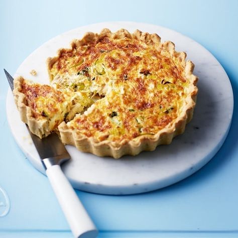 This shortcrust pastry chicken and leek tart is a great low-cost recipe which doesn't scrimp on taste. Chicken Tart, Chicken Quiche, Leek Tart, Tartiflette Recipe, Quiche Lorraine Recipe, Veggie Quiche, Bacon Quiche, Mini Quiche, Savory Tart