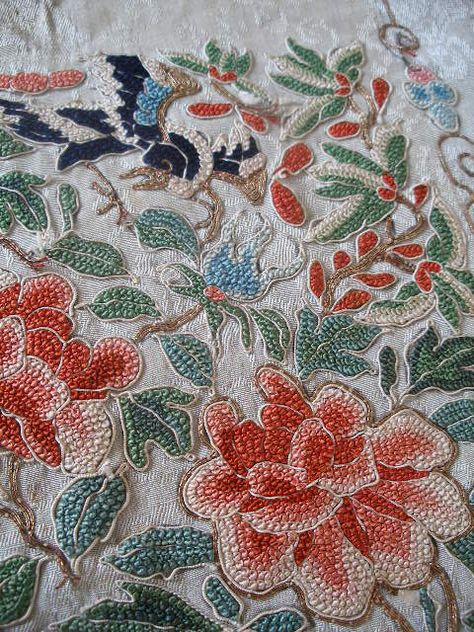 antique Chinese silk embroidery Chinese Silk, Chinese Embroidered, Swedish Weaving Patterns, Cushion Embroidery, Chinese Embroidery, Computer Embroidery, Bead Embroidery Tutorial, Tambour Embroidery, Hand Work Embroidery