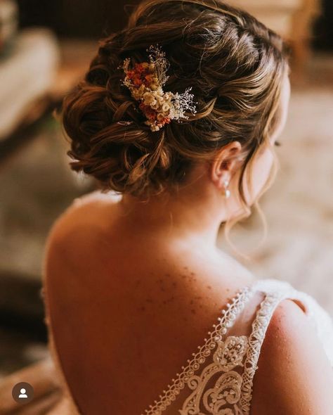 Terracotta Wedding Ceremony, Bridal Boho Hair, Flower Hair Pins Wedding, Wedding Bun, Bride Hair Pins, Autumn Bridal, Fall Wedding Hairstyles, Side Bun, Wedding Hair Up