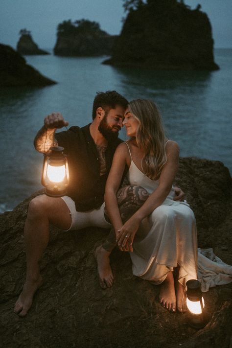 Couples Lantern Pictures, Evening Couple Photoshoot, Couple Lantern Photos, Lantern Couple Photoshoot, Evening Beach Photoshoot, Waterfall Couple Photoshoot, Lantern Photoshoot, Blue Hour Photoshoot, Beach Prewedding