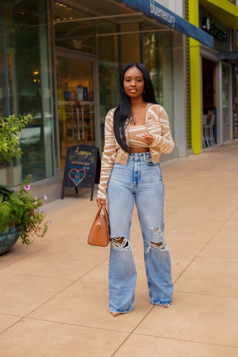 Wide Leg Jeans Brunch Outfit, Wide Leg Jeans Outfit Fall Casual, Wide Leg Jeans Pants Outfit, Wide Leg Outfit Jeans, Flare Jeans Outfit Fall, Wide Leg Jeans Outfit Winter, Cardigan And Jeans Outfit, Black Wide Leg Jeans Outfit, Flare Jeans Outfit Winter