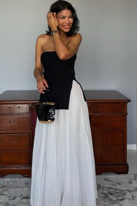 22 Effortlessly Chic White Maxi Skirt Outfits Ideas - London Kensington Guide Off Shoulder Top And Skirt Outfit, Black Layered Skirt Outfit, Chic Outfits Classy Black Women, Maxi Black Skirt Outfit, White Skirt Outfit Ideas, White Maxi Skirt Outfit, Skirt Outfits Ideas, Summer Brunch Outfit, White Skirt Outfits